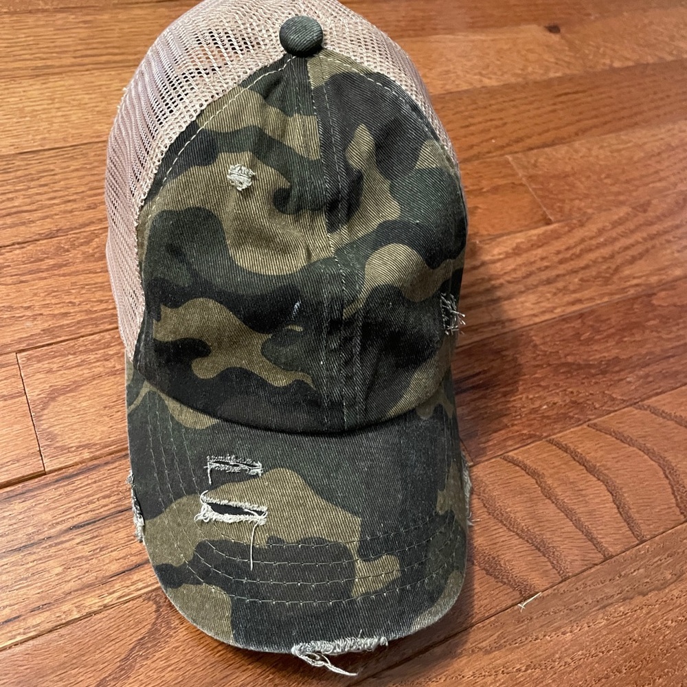 C.C. Bean women's criss cross ponytail hat - Picture 2 of 2